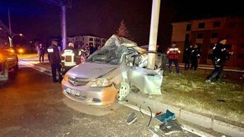 Otomobil trambüs direğine çarptı: 1 ölü, 1 yaralı