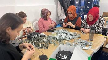 Esra muhtar, mahallesindeki kadınlara üretim atölyesi kurdu, ek gelir kapısı açtı