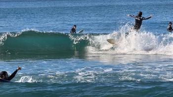 Hatay'da güneşli havanın keyfini sörf yaparak çıkardılar