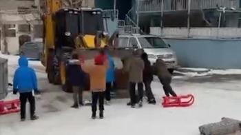 İş makinesinin önünü kesen çocuklar, kaydıkları alanın temizlenmemesini istedi