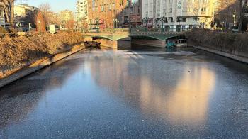 Eskişehir'de Porsuk Çayı buz tuttu