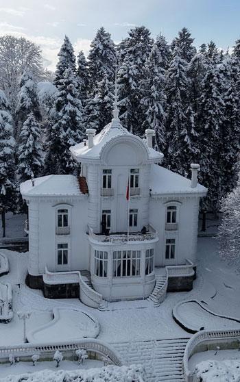 Atatürk Köşkü beyaza büründü; karın keyfini çocuklar çıkardı