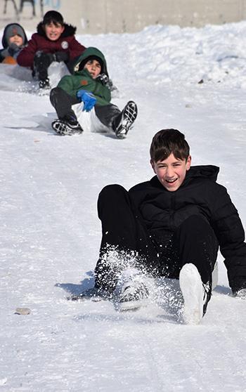 Okulların tatil edildiği Sivas'ta çocukların kızak keyfi