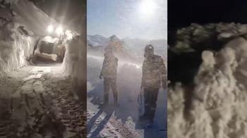 Çığ düşen yolda mahsur kalan ambulans 5 saat sonra kurtarıldı