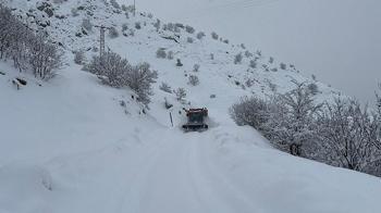 Yolu kapalı köydeki diyaliz hastası, paletli araçla hastaneye ulaştırıldı
