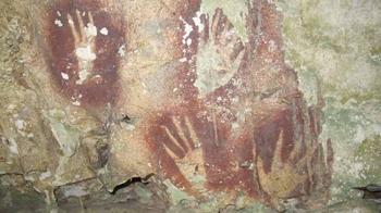 Dünyanın bilinen en eski kaya resmi Endonezya’da bulundu