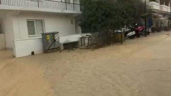 Datça'da sağanak; yollar göle döndü, deniz renk değiştirdi