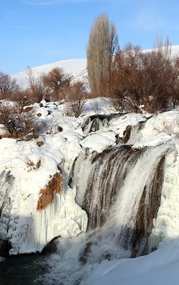 Donan Muradiye Şelalesi’ne ziyaretçi ilgisi