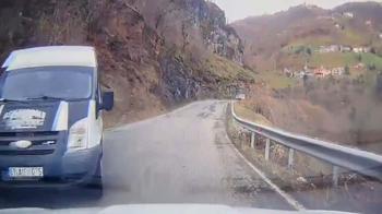 Okul servis minibüsünün otomobille çarpıştığı kaza kamerada