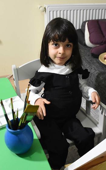 SMA'lı Esra kampanyası için resim yapıyor