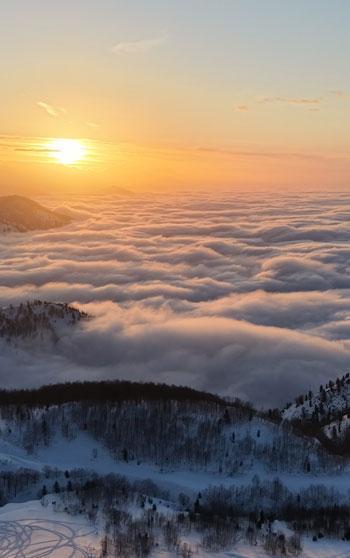 Deniz manzaralı yaylada bulutların eşsiz görüntüsü