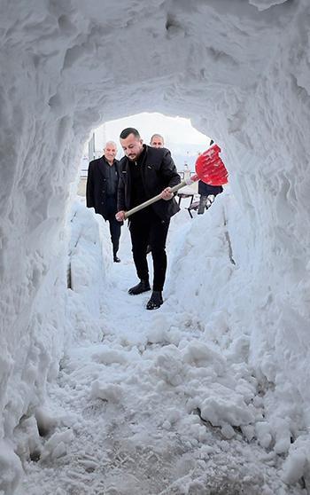 Yüksekova'da esnaf dükkanının önüne kardan tünel açtı