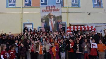 Emekliye ayrılan 39 yıllık öğretmene, görev yaptığı okulda ‘efsane’ afişli veda