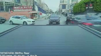 Ataşehir’de caddede ilerleyen otomobil ara sokaktan çıkan motosikletliye çarptı