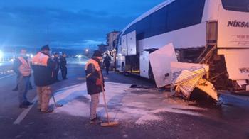 Yolcu otobüsüne çarpan hafif ticari aracın sürücüsü ağır yaralandı