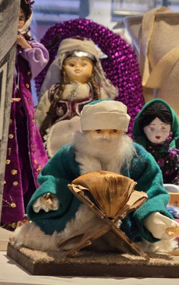 Enkazdan çıkardığı bez bebeklerini anı olarak saklıyor