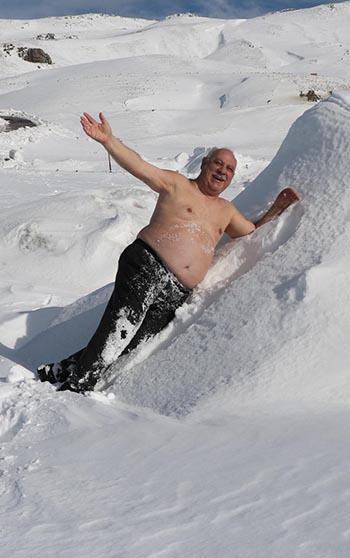 2 bin 200 metrede eksi 5 derecede kar banyosu