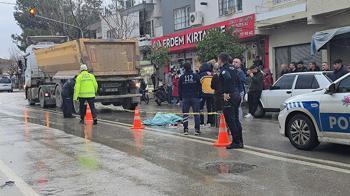 Yolun karşısına geçerken TIR’ın çarptığı yaya öldü; aynı yolda eşine de otomobil çarpmış