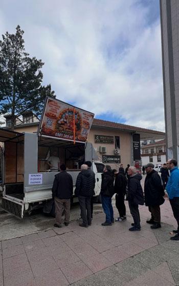 Sevdiği erkekle evlenince lokma dağıttırdı