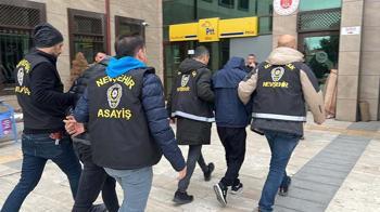 Emekli doktoru 650 bin dolarını alıp, dolandıran 5 şüpheli tutuklandı