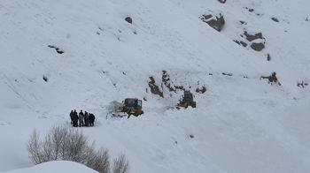 Yüksekova'da çığ nedeniyle kapanan mezra yolu, 2 ay sonra açıldı