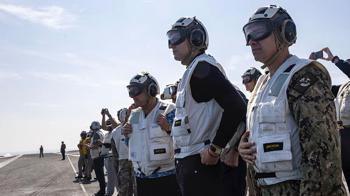 Witkoff, Umman Denizi’ndeki ABD uçak gemisini ziyaret etti