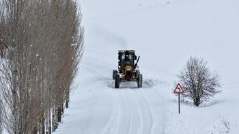 Van’da 106 yerleşim yeri ulaşıma kapandı; Bahçesaray'da kar kalınlığı 1 metreyi aştı