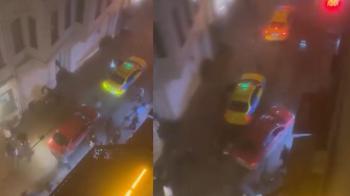 Beyoğlu'nda aracını kavga ettiği grubun üzerine sürdü; kaldırımdakiler ezilmekten son anda kurtuldu