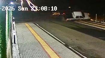 Otomobil ile kamyonetin çarpıştığı kaza kamerada: 2 yaralı