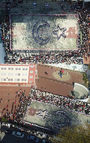 İlkokul öğrencilerinin bayrak sevgisi dron kamerasında