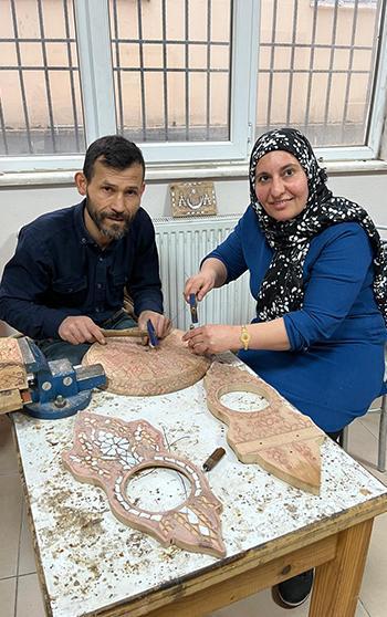 Eşinden öğrendiği mesleğin usta öğreticisi oldu