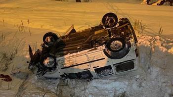 Buzlanan yolda hafif ticari araç takla attı; 2 yaralı