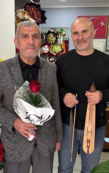 Ordulu çiçekçi, 14 Şubat’ta 65 yaş üstüne hem ücretsiz gül veriyor hem kemençe çalıyor