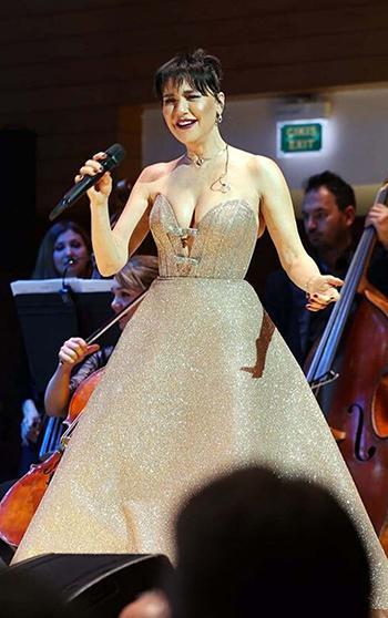 Şevval Sam hem söyledi hem yönetti