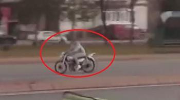 Trafikte motosikletiyle tehlikeli hareketler yapan sürücüye 71 bin TL ceza; o anlar kamerada