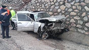 Elazığ’da bariyer ve istinat duvarına çarpan otomobilin sürücüsü öldü