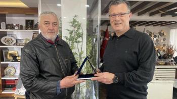 Temizlik işçisi bulduğu para ve ziynet eşyası dolu çantayı sahibine teslim etti