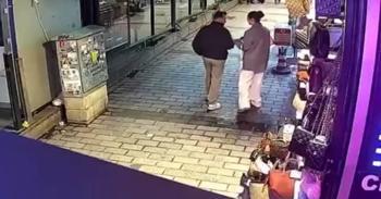 Fatih Kapalı Çarşı'da çiftin çanta hırsızlığı kamerada