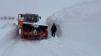 Tunceli’de 3 metreyi aşan karla zorlu mücadele dronla görüntülendi