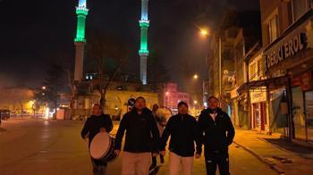 Sokak sokak gezip, ilahi söyleyerek sahura kaldırdılar