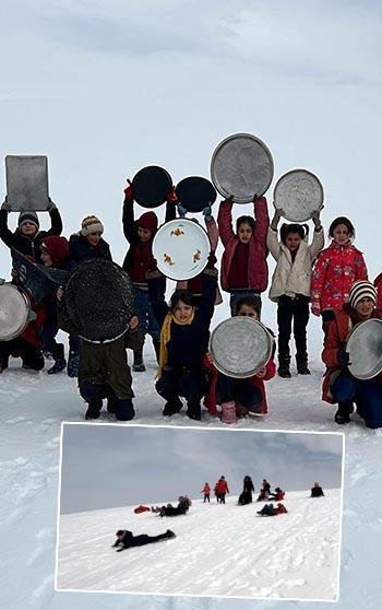 Evlerden getirdikleri tepsilerle köy merasında kaydılar