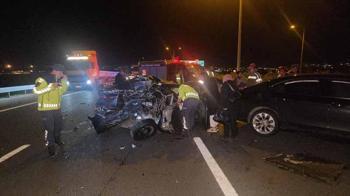 Seyir halindeyken aniden arızalanan otomobile kamyon çarptı: 1 yaralı