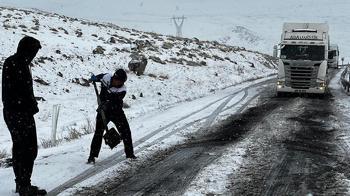 Buz tutan rampada TIR şoförleri mahsur kaldı