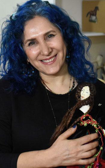 Evlat hasretini bez bebeklerle dindirdi