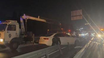 Bakırköy'de otomobil bariyerlere çarptı: 2 yaralı