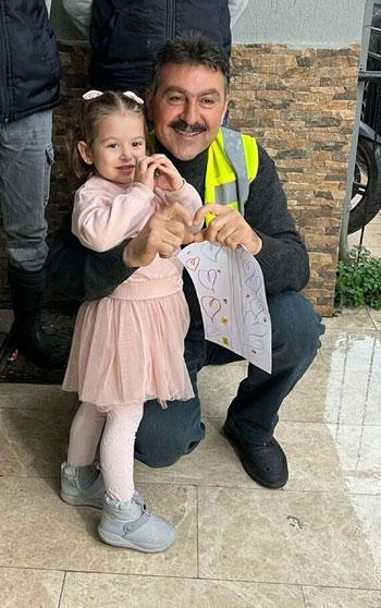 Çöp kamyonu şoförü ile 3 yaşındaki Ayşe arasında 'pencere' bağı