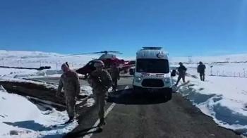Kardan yolu kapalı mezradaki hasta, ambulans helikopterle hastaneye yetiştirildi