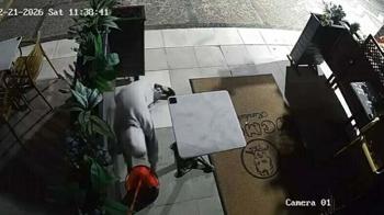 Yanındaki çocuğa dükkanın önündeki paspas ve kovayı çaldırdı; o anlar kamerada