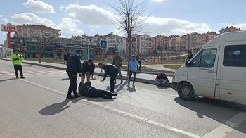 Minibüsün çarptığı yaya 32 metre ileriye fırladı