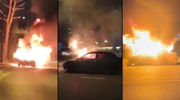 Kartal'da seyir halindeki otomobil alev alev yandı